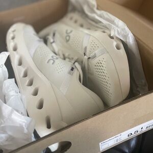 On Cloudsurfer 2 Ivory Size 9.5 LIKE NEW
